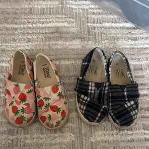TOMS strawberry and plaid size 9